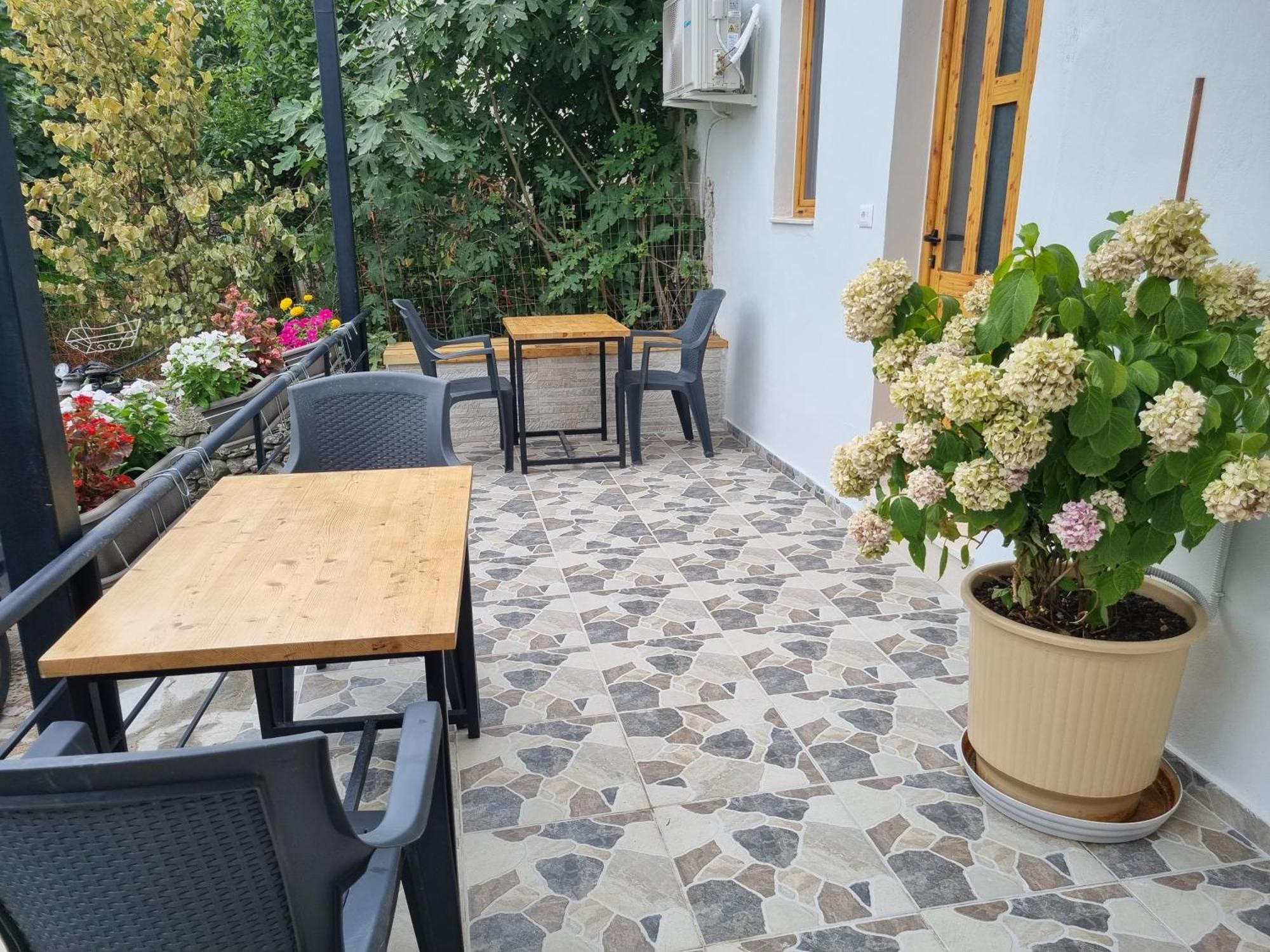 Tony'S Terrace Bed & Breakfast Gjirokaster Exterior photo